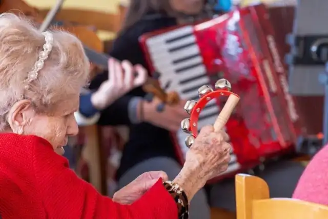 Anziana con un sonaglio