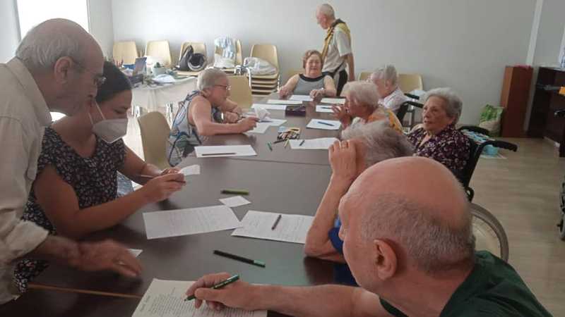 Anziani che scrivono poesie